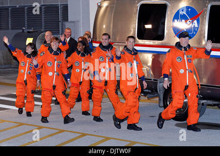 Lo Space Shuttle Discovery astronauti onda al membro della media, da destra, sono il comandante Alan Poindexter, pilota Jim Dutton, Rick Mastracchio, Dottie Metcalf-Lindenburger, Stephanie Wilson, Naoko Yamazaki e Clay Anderson. (Credito Immagine: © Don Montague/Southcreek globale/ZUMApress.com) Foto Stock