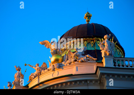 La cupola e la scultura di aquila trionfante e Angeli sul Palazzo di Hofburg Michaelerplatz a Vienna, Austria, Europa Centrale Foto Stock