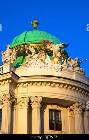 La cupola e la scultura di aquila trionfante e Angeli sul Palazzo di Hofburg Michaelerplatz a Vienna, Austria, Europa Centrale Foto Stock