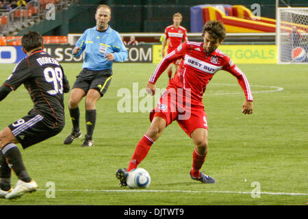 DC regno avanti Jaime Moreno (#99) ha la palla prese lontano da lui da Chicago Fire centrocampista Baggio Husidic (#9) durante il gioco a RFK Stadium di DC. Washington ha perso 2-0. (Credito Immagine: © Kate McGovern/Southcreek globale/ZUMApress.com) Foto Stock