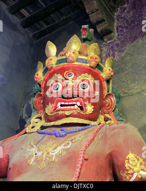 Statua del dio custode, Monastero Sakya, Prefettura di Shigatse, nel Tibet, Cina Foto Stock