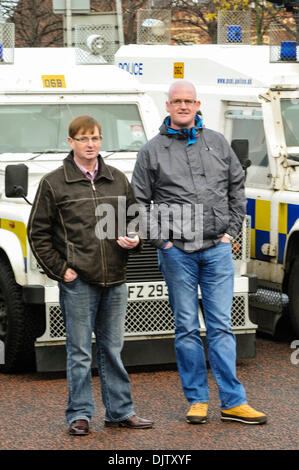 Belfast, Irlanda del Nord - 30 nov 2013 - coalizione protestante membri Willie Frazer e Bill Hill stand presso le linee di polizia a Carrick Hill durante una parata lealisti. Credito: Stephen Barnes/Alamy Live News Foto Stock