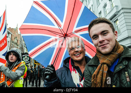 Belfast, Irlanda del Nord - 30 nov 2013 - DUP consiglieri Ruth Patterson e Guy Spence frequentare i lealisti protesta. Credito: Stephen Barnes/Alamy Live News Foto Stock