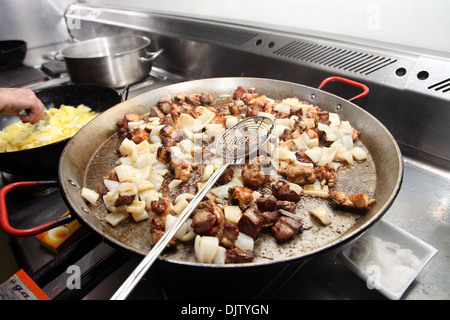 La paella di cottura nelle cucine di Bodegas Campo Viejo cantina La Rioja Spagna Foto Stock