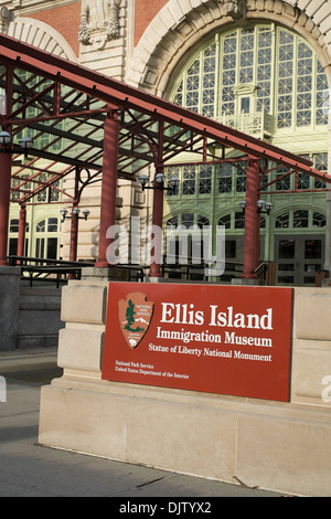 NEW YORK, USA - 22 novembre: facciata di Ellis Island Museum, precedentemente dove arrivano gli immigrati dovevano registrare. Novembre 22, 2013 Foto Stock