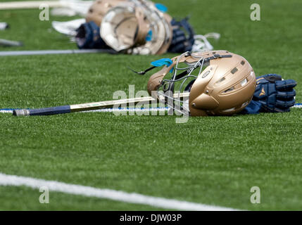 Notre Dame caschi e bastoni sul campo prima di uomini del NCAA Lacrosse gioco tra la cattedrale di Notre Dame Fighting Irish e la Rutgers Scarlet Knights a Arlotta Stadium di South Bend, Indiana. Rutgers sconfitto Notre Dame 10-8. (Credito Immagine: © Giovanni Mersits/Southcreek globale/ZUMApress.com) Foto Stock