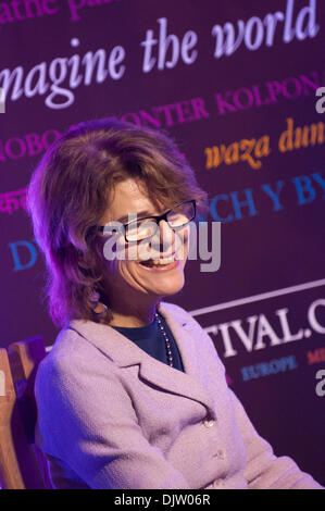 Hay-on-Wye, Wales, Regno Unito. Il 30 novembre 2013. Vicky Pryce, ex-moglie del politico Chris Huhne e autore di Prisontronics, parla al giornalista Erwin James - autore di una vita all'interno e il tratto iniziale. Prisontronics è stato scritto dalla sig.ra Pryce dopo l esperienza di servire una breve frase di prigione nella prigione di Holloway per questo snaturare il corso della giustizia. Credito: Graham M. Lawrence/Alamy Live News". Foto Stock