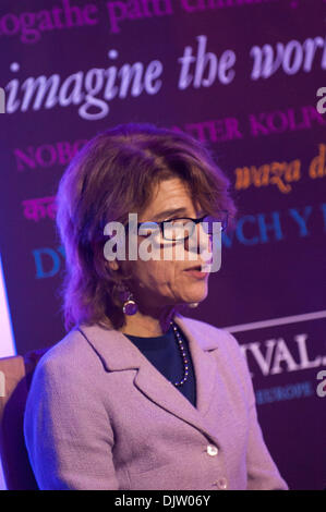 Hay-on-Wye, Wales, Regno Unito. Il 30 novembre 2013. Vicky Pryce, ex-moglie del politico Chris Huhne e autore di Prisontronics, parla al giornalista Erwin James - autore di una vita all'interno e il tratto iniziale. Prisontronics è stato scritto dalla sig.ra Pryce dopo l esperienza di servire una breve frase di prigione nella prigione di Holloway per questo snaturare il corso della giustizia. Credito: Graham M. Lawrence/Alamy Live News. Foto Stock