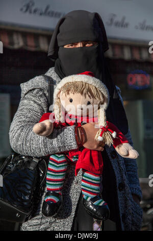 Nelson, Lancashire, Regno Unito. 30 Novembre, 2013. Cittadino del Shire indossando il hijab sartoriale, con natale bambola, come la città commemora il giorno nel 1295 quando la contea di Lancashire ha inviato la sua prima i rappresentanti al Parlamento europeo da re Edoardo I di Inghilterra a partecipare a quello che più tardi divenne noto come il modello europeo. Lancashire giorno è solitamente tenutasi il 27 novembre, quando molte città in tutta la contea storica di ospitare eventi del giorno, più segnatamente letture del Lancashire giorno annuncio. Foto Stock