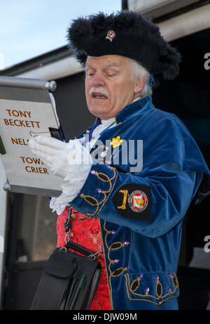 Nelson, Lancashire, Regno Unito. 30 Novembre, 2013. Nelson, Lancashire, Regno Unito. 30 Novembre, 2013. Town Crier signor Tony Beckett , in un caso in cui la città di Nelson commemora il giorno nel 1295 quando la contea di Lancashire ha inviato la sua prima i rappresentanti al Parlamento europeo da re Edoardo I di Inghilterra a partecipare a quello che più tardi divenne noto come il modello europeo. Lancashire giorno è solitamente tenutasi il 27 novembre, quando molte città in tutta la contea storica di ospitare eventi del giorno, più segnatamente letture del Lancashire giorno annuncio. Credito: Mar fotografico/Alamy Live NewsThe città di Nelson commemora t Foto Stock