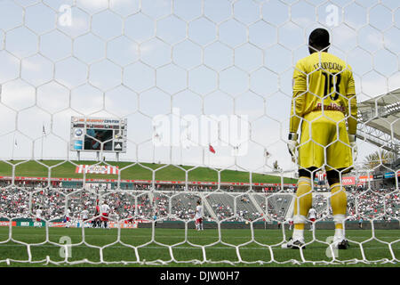 10 Aprile 2010: #18 Portiere Bouna Coundoul attende in obiettivo per l'inizio della seconda metà del gioco durante il Chivas USA vs New York Red Bulls corrispondono al Home Depot Center di Carson, California. Il Red Bulls è andato a perdere la partita con un punteggio finale 2-0. Credito: Brandon Parry / Southcreek globale di credito (Immagine: © Brandon Parry/Southcreek globale/ZUMApress.com) Foto Stock