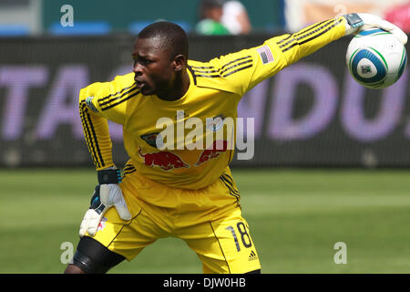 10 Aprile 2010: #18 Portiere Bouna Coundoul mette la palla in gioco durante il Chivas USA vs New York Red Bulls corrispondono al Home Depot Center di Carson, California. Il Red Bulls è andato a perdere la partita con un punteggio finale 2-0. Credito: Brandon Parry / Southcreek globale di credito (Immagine: © Brandon Parry/Southcreek globale/ZUMApress.com) Foto Stock