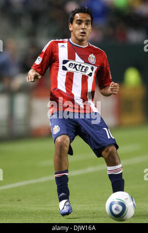 24 Aprile 2010: Chivas USA centrocampista #10 Gesù Padilla dribbling la sfera durante il Chivas USA vs San Jose terremoti gioco al Home Depot Center di Carson, California. Chivas è andato a sconfiggere i terremoti con un punteggio finale di 3-2. Credito: Brandon Parry / Southcreek globale di credito (Immagine: © Brandon Parry/Southcreek globale/ZUMApress.com) Foto Stock