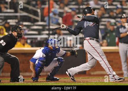 20 Aprile 2010: Atlanta Braves catcher Brian McCann (16) pipistrelli durante la MLB azione tra i Mets e Braves presso Citi Field nel lavaggio, N.Y. . Il Mets ha vinto 1-0 in cinque inning dopo la pioggia ha costretto la fine del gioco. (Credito Immagine: © sarà Schneekloth/Southcreek globale/ZUMApress.com) Foto Stock