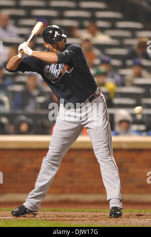 20 Aprile 2010: Atlanta Braves primo baseman Troy Glaus (25) evita una all'interno del passo durante la MLB azione tra i Mets e Braves presso Citi Field nel lavaggio, N.Y. . Il Mets ha vinto 1-0 in cinque inning dopo la pioggia ha costretto la fine del gioco. (Credito Immagine: © sarà Schneekloth/Southcreek globale/ZUMApress.com) Foto Stock