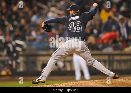 20 Aprile 2010: Atlanta Braves a partire lanciatore Tommy Hanson (48) passi durante la MLB azione tra i Mets e Braves presso Citi Field nel lavaggio, N.Y. . Il Mets ha vinto 1-0 in cinque inning dopo la pioggia ha costretto la fine del gioco. (Credito Immagine: © sarà Schneekloth/Southcreek globale/ZUMApress.com) Foto Stock