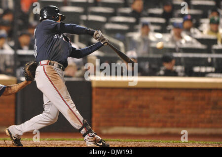 20 Aprile 2010: Atlanta Braves center fielder Nate McLouth (24) hits durante la MLB azione tra i Mets e Braves presso Citi Field nel lavaggio, N.Y. . Il Mets ha vinto 1-0 in cinque inning dopo la pioggia ha costretto la fine del gioco. (Credito Immagine: © sarà Schneekloth/Southcreek globale/ZUMApress.com) Foto Stock