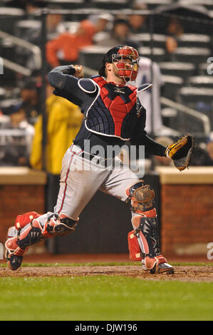 20 Aprile 2010: Atlanta Braves catcher Brian McCann (16) getta al secondo durante la MLB azione tra i Mets e Braves presso Citi Field nel lavaggio, N.Y. . Il Mets ha vinto 1-0 in cinque inning dopo la pioggia ha costretto la fine del gioco. (Credito Immagine: © sarà Schneekloth/Southcreek globale/ZUMApress.com) Foto Stock