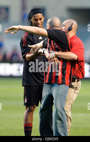 30 Maggio2010: un AC Milan ventola è tirato via dalla sicurezza dopo aver eseguito sul campo a baciare le scarpe di Ronaldinho (80) durante la partita amichevole tra il Chicago Fire e AC Milano al Toyota Park di Bridgeview, Illinois. Il Milan ha sconfitto il fuoco 1-0. (Credito Immagine: © John Rowland Southcreek/Global/ZUMApress.com) Foto Stock