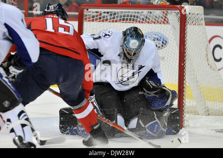 Washington D.C. Verizon Center. .Washington centro capitelli Boyd Gordon (15) scattare una foto vicina e bloccato da Tampa Bay Lightning goalie Mike Smith (41), NHL azione di gioco, Tampa Bay Lightning a Washington capitelli, primo periodo cliente 1-1 (credito Immagine: © Roland Pintilie/Southcreek globale/ZUMApress.com) Foto Stock