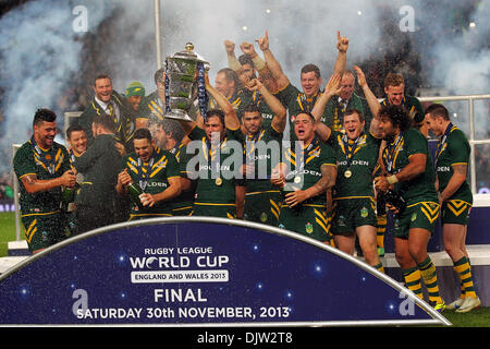 Manchester, Regno Unito. 30 Novembre, 2013. La squadra australiana sollevare il trofeo e festeggiare la conquista la Coppa del Mondo di Rugby finale tra la Nuova Zelanda e l'Australia a Old Trafford Manchester. Credito: Azione Sport Plus/Alamy Live News Foto Stock