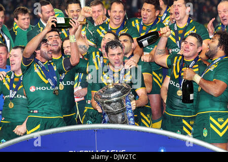 Manchester, Regno Unito. 30 Novembre, 2013. La squadra australiana sollevare il trofeo e festeggiare la conquista la Coppa del Mondo di Rugby finale tra la Nuova Zelanda e l'Australia a Old Trafford Manchester. Credito: Azione Sport Plus/Alamy Live News Foto Stock