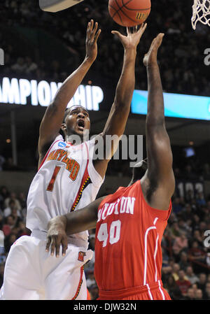 Maryland di avanti Landon Milbourne (1) è imbrattata sul suo modo al cestello da Houston di avanti Kendrick Washington durante la prima metà del NCAA gioco di basket tenutasi presso l'Arena di Spokane in Spokane WA. Questo era durante il primo round del torneo del NCAA. James Snook / Southcreek globale di credito (Immagine: © James Snook Southcreek/Global/ZUMApress.com) Foto Stock