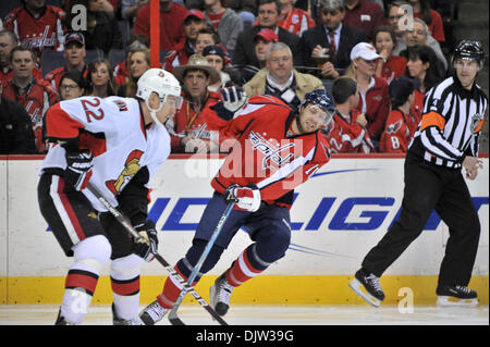 Washington D.C. Verizon Center. .Washington capitelli ala destra Eric Fehr #16 e senatori di Ottawa centro Chris Kelly #22, nhl azione di gioco; Senatori di Ottawa a Washington capitelli, Senatori vincere in ore di lavoro straordinario con 5-4 secondi a sinistra dell'orologio. (Credito Immagine: © Roland Pintilie/Southcreek globale/ZUMApress.com) Foto Stock