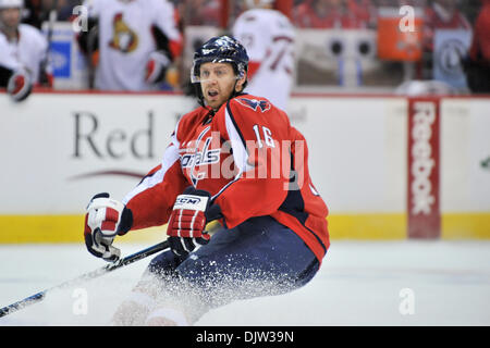 Washington D.C. Verizon Center. .Washington capitelli ala destra Eric Fehr #16 e senatori di Ottawa centro Chris Kelly #22, nhl azione di gioco; Senatori di Ottawa a Washington capitelli, Senatori vincere in ore di lavoro straordinario con 5-4 secondi a sinistra dell'orologio. (Credito Immagine: © Roland Pintilie/Southcreek globale/ZUMApress.com) Foto Stock