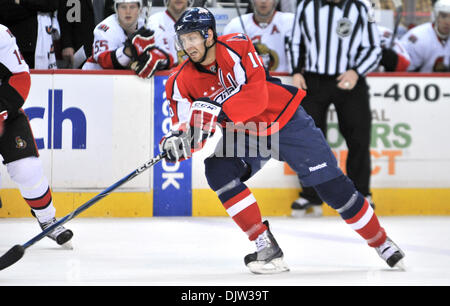 Washington D.C. Verizon Center. .Washington capitelli ala destra Eric Fehr #16 e senatori di Ottawa centro Chris Kelly #22, nhl azione di gioco; Senatori di Ottawa a Washington capitelli, Senatori vincere in ore di lavoro straordinario con 5-4 secondi a sinistra dell'orologio. (Credito Immagine: © Roland Pintilie/Southcreek globale/ZUMApress.com) Foto Stock