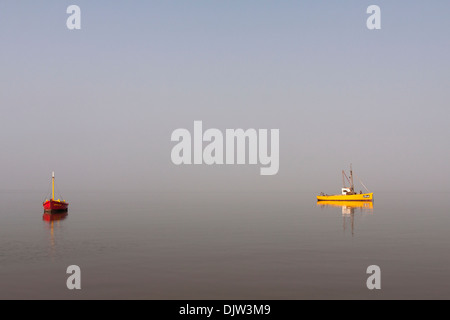 Due piccole navi da pesca ormeggiate in mare a Morecambe Foto Stock