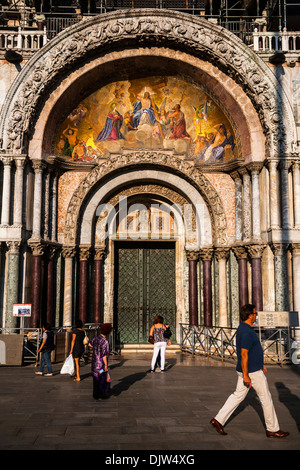 Portale principale nella Basilica di San Marco, San Marco, Piazza San Marco, Venezia, Italia. Foto Stock