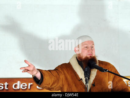 Muenster, Germania. 28 Nov, 2013. Salafist predicatore Pierre Vogel colloqui nel corso di una manifestazione di Muenster, Germania, 28 novembre 2013. Il Salafist organizzato una dimostrazione durante la visita del Presidente della Repubblica Federale Tedesca. Foto: Caroline Seidel/dpa/Alamy Live News Foto Stock