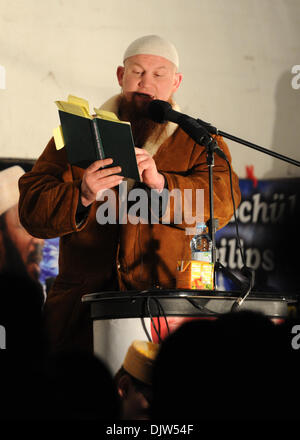 Muenster, Germania. 28 Nov, 2013. Salafist predicatore Pierre Vogel colloqui nel corso di una manifestazione di Muenster, Germania, 28 novembre 2013. Il Salafist organizzato una dimostrazione durante la visita del Presidente della Repubblica Federale Tedesca. Foto: Caroline Seidel/dpa/Alamy Live News Foto Stock