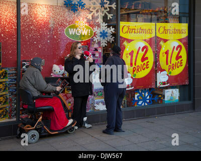 Nelson, Lancashire, Regno Unito. 30 Novembre, 2013. Shopping Sconti al caso in cui la città di Nelson commemora il giorno nel 1295 quando la contea di Lancashire ha inviato la sua prima i rappresentanti al Parlamento europeo da re Edoardo I di Inghilterra a partecipare a quello che più tardi divenne noto come il modello europeo. Lancashire giorno è solitamente tenutasi il 27 novembre, quando molte città in tutta la contea storica di ospitare eventi del giorno, più segnatamente letture del Lancashire giorno annuncio. Credito: Mar fotografico/Alamy Live News Foto Stock