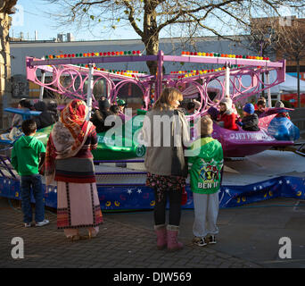 Nelson, Lancashire, Regno Unito. 30 Novembre, 2013. Bambini passeggiate al caso in cui la città di Nelson commemora il giorno nel 1295 quando la contea di Lancashire ha inviato la sua prima i rappresentanti al Parlamento europeo da re Edoardo I di Inghilterra a partecipare a quello che più tardi divenne noto come il modello europeo. Lancashire giorno è solitamente tenutasi il 27 novembre, quando molte città in tutta la contea storica di ospitare eventi del giorno, più segnatamente letture del Lancashire giorno annuncio. Credito: Mar fotografico/Alamy Live News Foto Stock