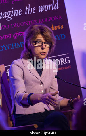 Hay-on-Wye, Wales, Regno Unito. Il 30 novembre 2013. Vicky Pryce, ex-moglie del politico Chris Huhne e autore di Prisontronics, parla al giornalista Erwin James - autore di una vita all'interno e il tratto iniziale. Prisontronics è stato scritto dalla sig.ra Pryce dopo l esperienza di servire una breve frase di prigione nella prigione di Holloway per questo snaturare il corso della giustizia. Credito: Graham M. Lawrence/Alamy Live News. Foto Stock