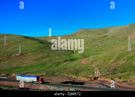 Il paesaggio visto dal treno della ferrovia Trans-Tibetan, Tibet, Cina Foto Stock