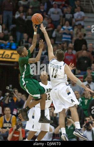 13 Marzo 2010: Ohio Bobcats D.J. Cooper (5) tenta un colpo contro Akron Zips Nikola Cvetinovic (13) alla fine del tempo di regolazione del NCAA college basketball gioco tra Ohio Bobcats e la Akron Zips a dall'Arena Quicken Loans in Cleveland, Ohio. Ohio sconfitto Akron in 81-75 ore di lavoro straordinario per vincere il 2010 prima energia di MAC di torneo di pallacanestro del Mens di..Mandatory Credit: Frank Jans Foto Stock