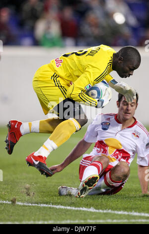 27 mar 2010 - Harrison, New Jersey, Stati Uniti - 27 Marzo 2010: New York Red Bulls Portiere Bouna Coundoul #18 effettua un salvataggio durante la prima metà del gioco presso Red Bulls Arena di Harrison, New Jersey. NY Red Bulls conduce il Chicago Fire 1-0 a metà. .Credito: Alan Maglaque / Southcreek globale di credito (Immagine: © Southcreek globale/ZUMApress.com) Foto Stock