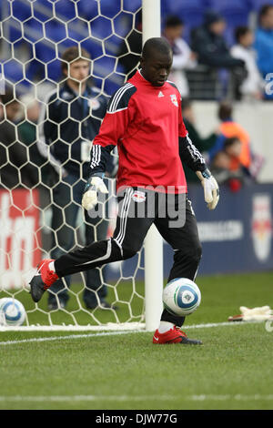 27 mar 2010 - Harrison, New Jersey, Stati Uniti - 27 Marzo 2010: New York Red Bulls Portiere Bouna Coundoul #18 si riscalda prima della prima metà del gioco presso Red Bulls Arena di Harrison, New Jersey. NY Red Bulls conduce il Chicago Fire 1-0 a metà. .Credito: Alan Maglaque / Southcreek globale di credito (Immagine: © Southcreek globale/ZUMApress.com) Foto Stock