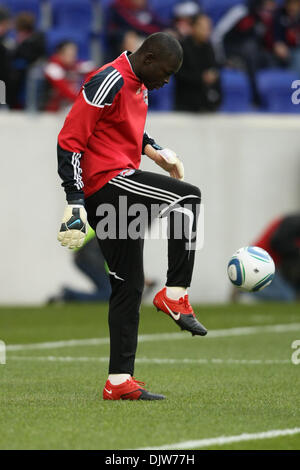 27 mar 2010 - Harrison, New Jersey, Stati Uniti - 27 Marzo 2010: New York Red Bulls Portiere Bouna Coundoul #18 si riscalda prima della prima metà del gioco presso Red Bulls Arena di Harrison, New Jersey. NY Red Bulls conduce il Chicago Fire 1-0 a metà. .Credito: Alan Maglaque / Southcreek globale di credito (Immagine: © Southcreek globale/ZUMApress.com) Foto Stock