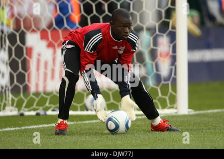 27 mar 2010 - Harrison, New Jersey, Stati Uniti - 27 Marzo 2010: New York Red Bulls Portiere Bouna Coundoul #18 si riscalda prima della prima metà del gioco presso Red Bulls Arena di Harrison, New Jersey. NY Red Bulls conduce il Chicago Fire 1-0 a metà. .Credito: Alan Maglaque / Southcreek globale di credito (Immagine: © Southcreek globale/ZUMApress.com) Foto Stock