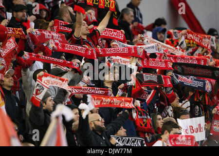 27 mar 2010 - Harrison, New Jersey, Stati Uniti - 27 Marzo 2010: le ventole a sostenere la loro squadra mostrano i loro colori durante la prima metà del gioco presso Red Bulls Arena di Harrison, New Jersey. NY Red Bulls conduce il Chicago Fire 1-0 a metà. .Credito: Alan Maglaque / Southcreek globale di credito (Immagine: © Southcreek globale/ZUMApress.com) Foto Stock