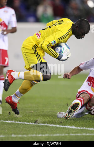 27 mar 2010 - Harrison, New Jersey, Stati Uniti - 27 Marzo 2010: New York Red Bulls Portiere Bouna Coundoul #18 effettua un salvataggio durante la prima metà del gioco presso Red Bulls Arena di Harrison, New Jersey. NY Red Bulls conduce il Chicago Fire 1-0 a metà. .Credito: Alan Maglaque / Southcreek globale di credito (Immagine: © Southcreek globale/ZUMApress.com) Foto Stock