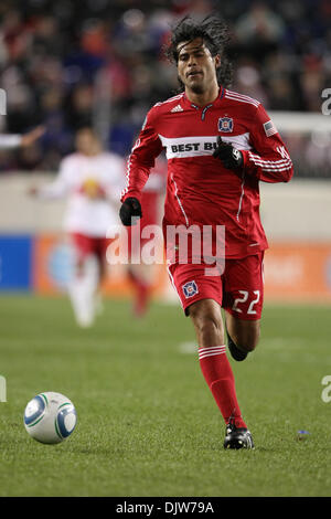 27 mar 2010 - Harrison, New Jersey, Stati Uniti - 27 Marzo 2010: Chicago Fire defenceman Wilman Conde #22 insegue la sfera durante la seconda metà del gioco presso Red Bulls Arena di Harrison, New Jersey. NY Red Bulls sconfitto il Chicago Fire 1-0. .Credito: Alan Maglaque / Southcreek globale di credito (Immagine: © Southcreek globale/ZUMApress.com) Foto Stock