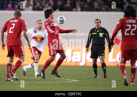 27 mar 2010 - Harrison, New Jersey, Stati Uniti - 27 Marzo 2010: Chicago Fire centrocampista/avanti Baggio Husidic #9 si deposita la sfera durante la seconda metà del gioco presso Red Bulls Arena di Harrison, New Jersey. NY Red Bulls sconfitto il Chicago Fire 1-0. .Credito: Alan Maglaque / Southcreek globale di credito (Immagine: © Southcreek globale/ZUMApress.com) Foto Stock