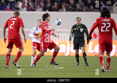 27 mar 2010 - Harrison, New Jersey, Stati Uniti - 27 Marzo 2010: Chicago Fire centrocampista/avanti Baggio Husidic #9 si deposita la sfera durante la seconda metà del gioco presso Red Bulls Arena di Harrison, New Jersey. NY Red Bulls sconfitto il Chicago Fire 1-0. .Credito: Alan Maglaque / Southcreek globale di credito (Immagine: © Southcreek globale/ZUMApress.com) Foto Stock