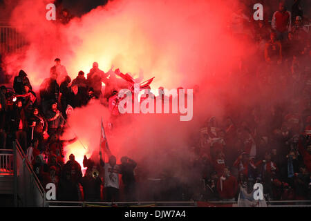 27 mar 2010 - Harrison, New Jersey, Stati Uniti - 27 Marzo 2010: Chicago Fire fan a fare il tifo per la loro squadra durante la seconda metà del gioco presso Red Bulls Arena di Harrison, New Jersey. NY Red Bulls sconfitto il Chicago Fire 1-0. .Credito: Alan Maglaque / Southcreek globale di credito (Immagine: © Southcreek globale/ZUMApress.com) Foto Stock