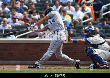 Aprile 5, 2010 - Flushing, New York, Stati Uniti - 05 Aprile 2010: Florida Marlins primo baseman Gaby Sanchez (14) falli una sfera nel primo inning al Citi Field di Flushing, New York. Il New York Mets è andato a vincere 7-1 sopra la Florida Marlins. .Credito: Alan Maglaque / Southcreek globale di credito (Immagine: © Southcreek globale/ZUMApress.com) Foto Stock